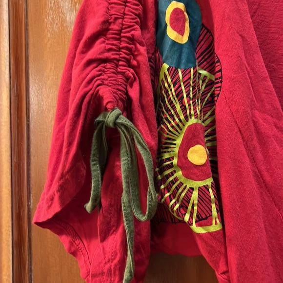 Festival style vibrant wrap top. Drawstring wide short sleeves. One size. French - Picture 3 of 4